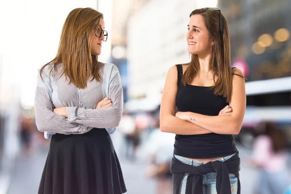 Hermanas gemelas con los brazos cruzados —  Fotos de Stock