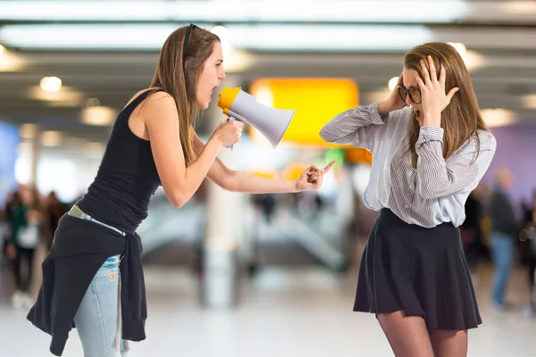 彼女の妹でメガホンで叫んで女の子 — ストック写真