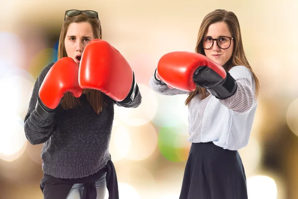 Tweelingzusjes met bokshandschoenen — Stockfoto