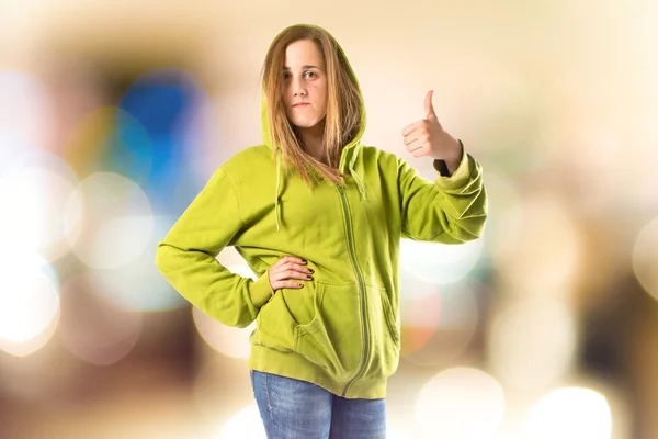 Chica con el pulgar hacia arriba sobre fondo blanco — Foto de Stock