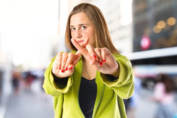 Chica haciendo NO gesto sobre fondo blanco —  Fotos de Stock