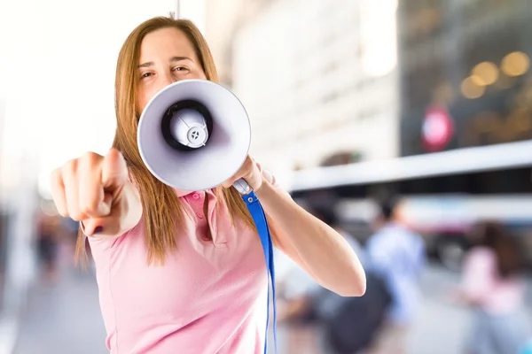 Menina gritando sobre fundo branco isolado — Fotografia de Stock