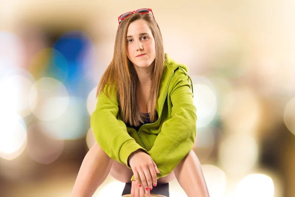 Blond tjej med skridsko över vit bakgrund — Stockfoto
