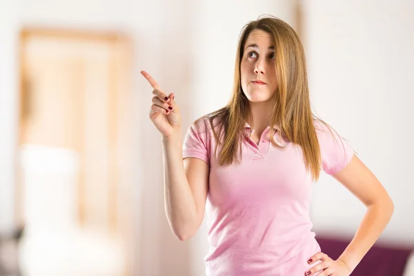 Chica joven pensando sobre fondo blanco aislado — Foto de Stock