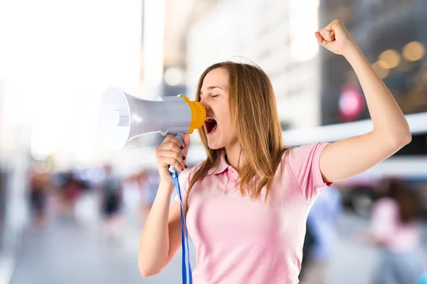 Menina loira gritando com um megafone sobre fundo branco — Fotografia de Stock