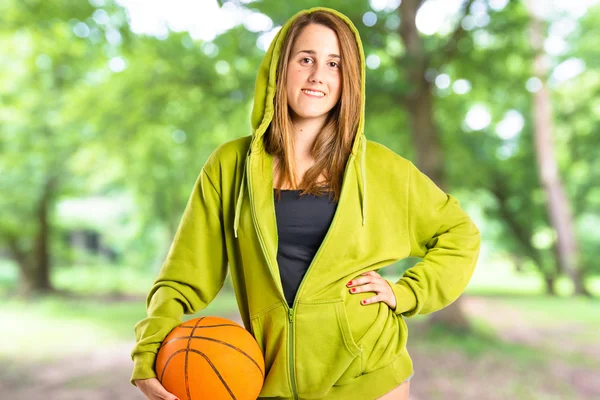 Csinos, fiatal lány visel a városi stílusban, kosárlabda — Stock Fotó
