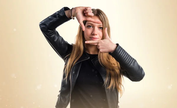 Teenager Mädchen Fokussierung mit ihren Fingern — Stockfoto