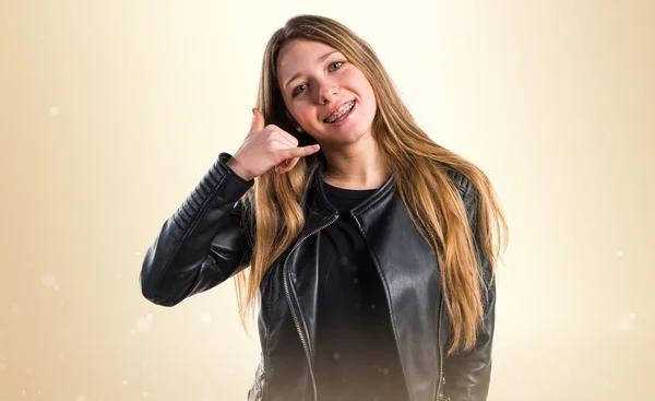 Adolescente chica haciendo gesto de teléfono — Foto de Stock