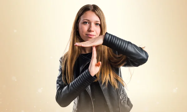 Ragazza adolescente che fa tempo fuori gesto — Foto Stock