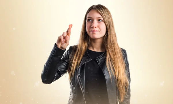 Tiener meisje met haar vingers oversteken — Stockfoto