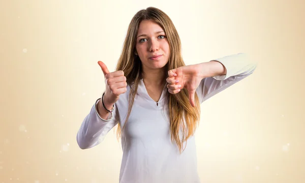 Teenie-Mädchen macht ein gutes-schlechtes Zeichen — Stockfoto