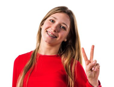 Genç kız zafer jest yapıyor