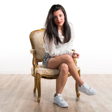 Vintage kanepe modeli kadınla