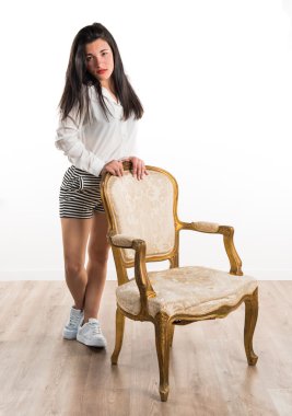 Vintage kanepe modeli kadınla