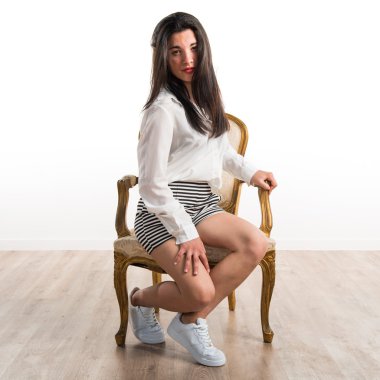 Vintage kanepe modeli kadınla