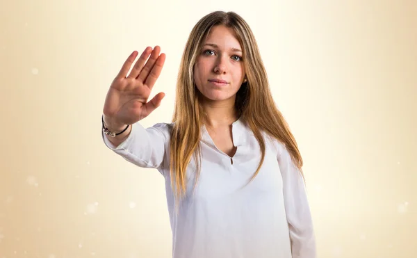 Teen ragazza facendo segno di stop — Foto Stock