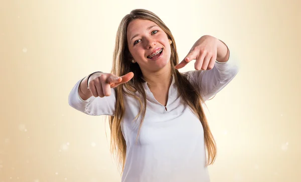 Chica adolescente señalando hacia el frente — Foto de Stock