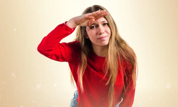 Dospívající dívka ukazuje něco — Stock fotografie