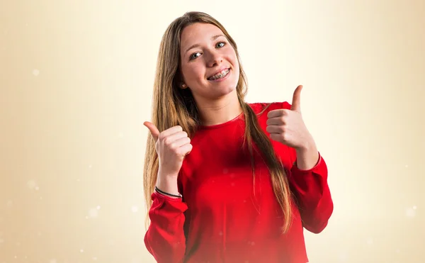 Dospívající dívka s palcem nahoru — Stock fotografie