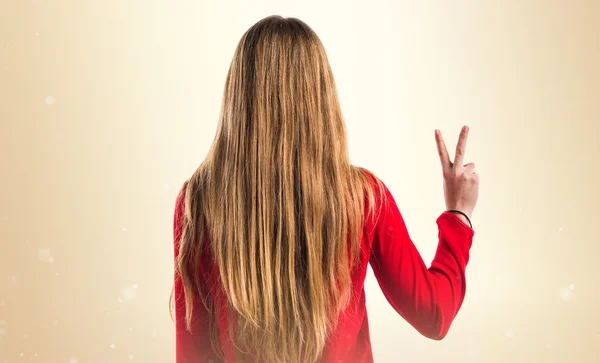 Teen girl doing victory gesture — Stock Photo, Image