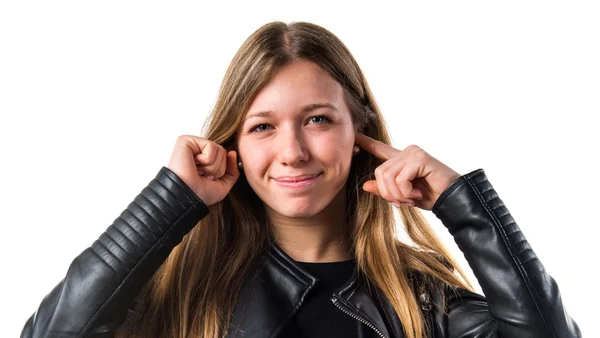 Teenager Mädchen bedeckt ihre Ohren — Stockfoto