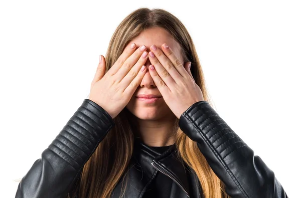 Dospívající dívka, pokrývající její oči — Stock fotografie