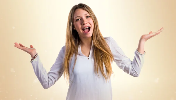 Menina adolescente fazendo gesto surpresa — Fotografia de Stock