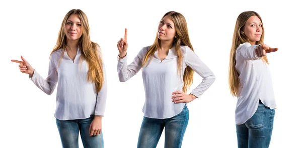 Adolescente menina apontando para cima — Fotografia de Stock