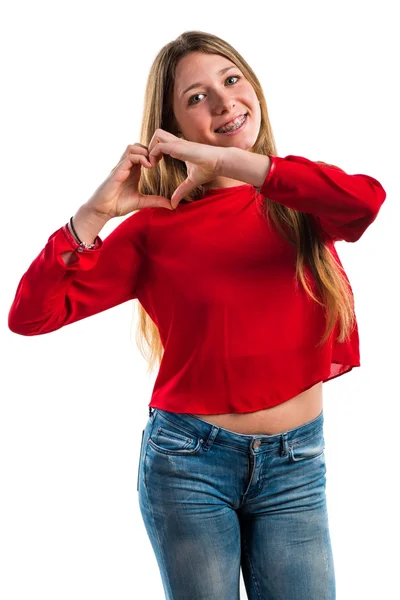 Adolescente chica haciendo un corazón con sus manos — Foto de Stock