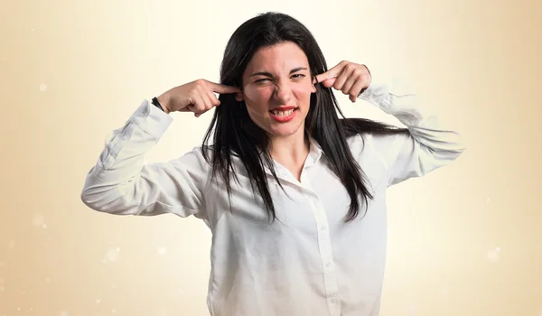Chica cubriendo sus oídos —  Fotos de Stock
