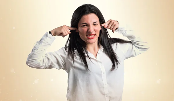 Mädchen bedeckt ihre Ohren — Stockfoto