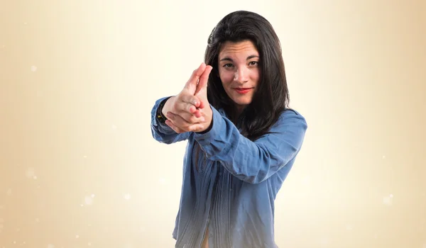 Chica haciendo gesto arma — Foto de Stock