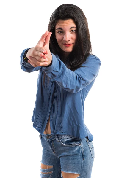 Menina fazendo gesto arma — Fotografia de Stock