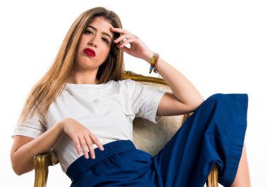 Vintage kanepede güzel kız