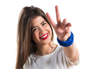 Genç kız zafer jest yapıyor