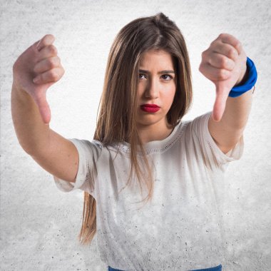 Genç kız kötü sinyal yapıyor