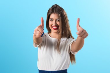 başparmak ile genç kız