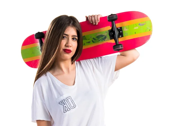 Девочка-подросток держит скейт — стоковое фото