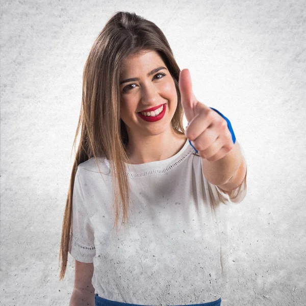 Chica joven con el pulgar hacia arriba — Foto de Stock