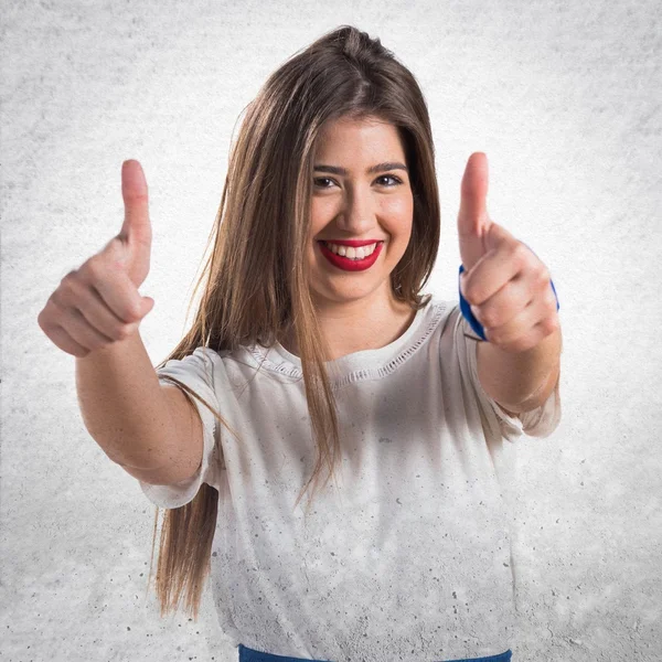 Chica joven con el pulgar hacia arriba —  Fotos de Stock