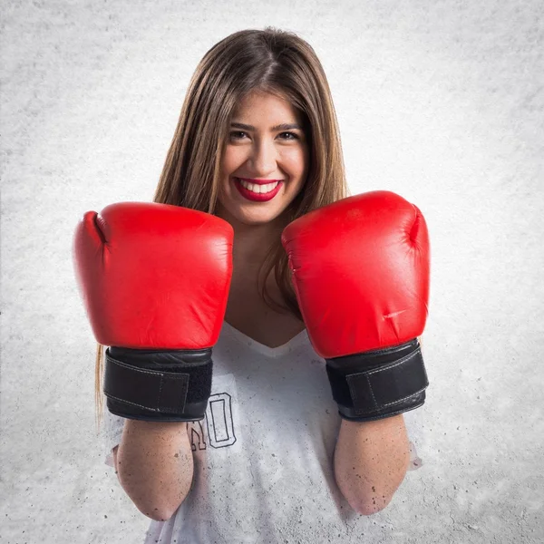 Adolescente avec gants de boxe — Photo