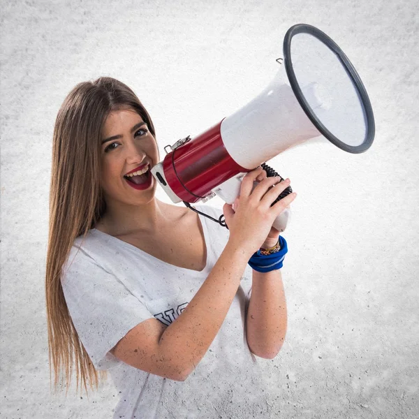 Chica joven gritando por megáfono — Foto de Stock