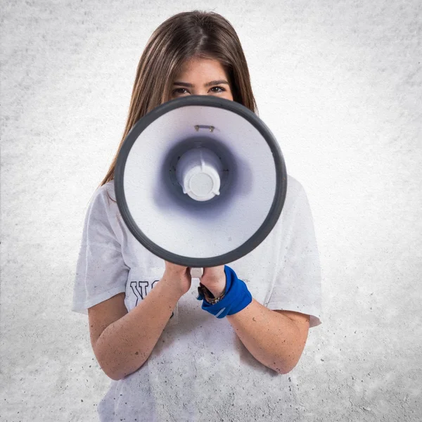 Jeune fille crier par mégaphone — Photo