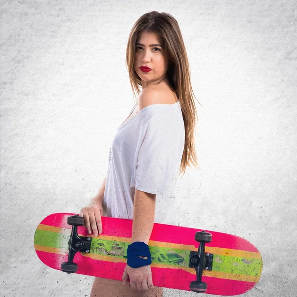 Teen girl holding a skate — Stock Photo, Image