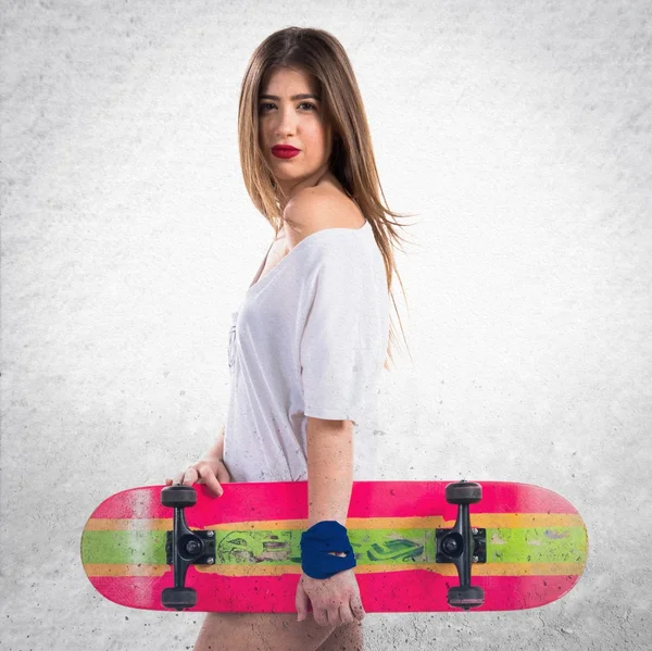 Teen girl holding a skate — Stock Photo, Image