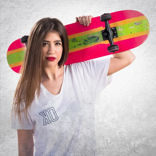 Teenager Mädchen hält einen Skate — Stockfoto