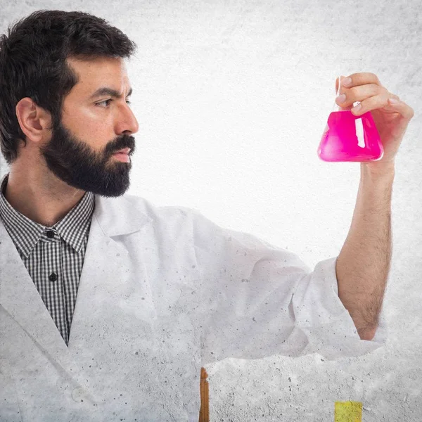 Científico hombre con tubos de ensayo — Foto de Stock