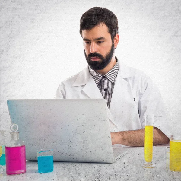 Homem cientista trabalhando com seu laptop — Fotografia de Stock