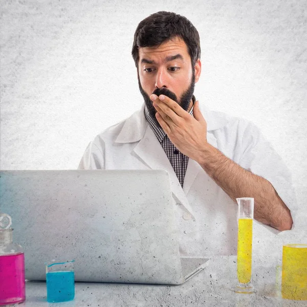 Hombre científico sorprendido trabajando con su portátil — Foto de Stock