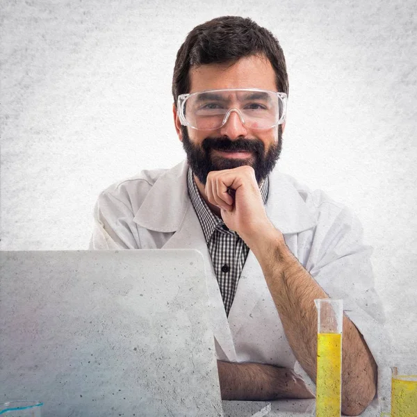 그의 노트북을 사용 하는 과학자 남자 — 스톡 사진